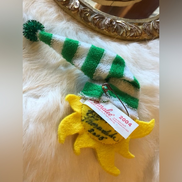 Annalee Pin 2004 - Picture 3 of 7